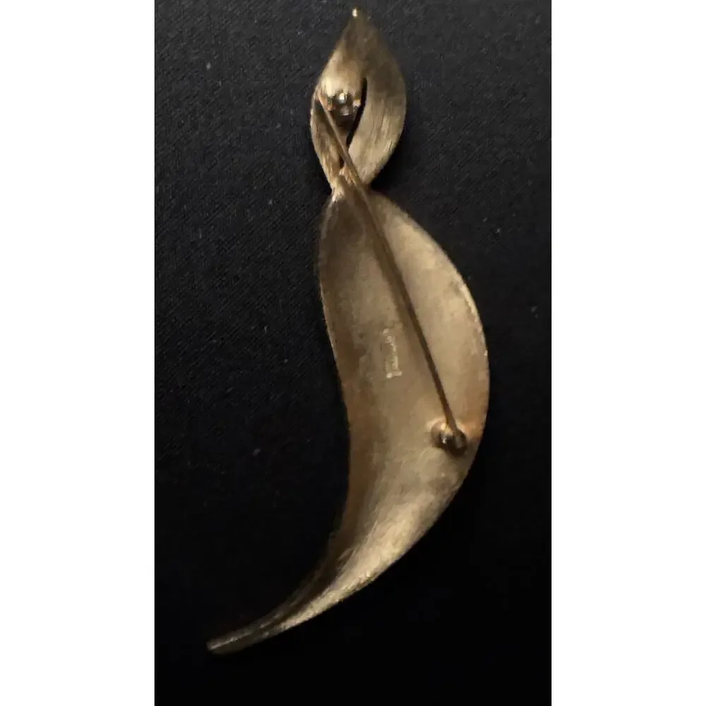 Vintage Crown Trifari Gold Tone Leaf Brooch
